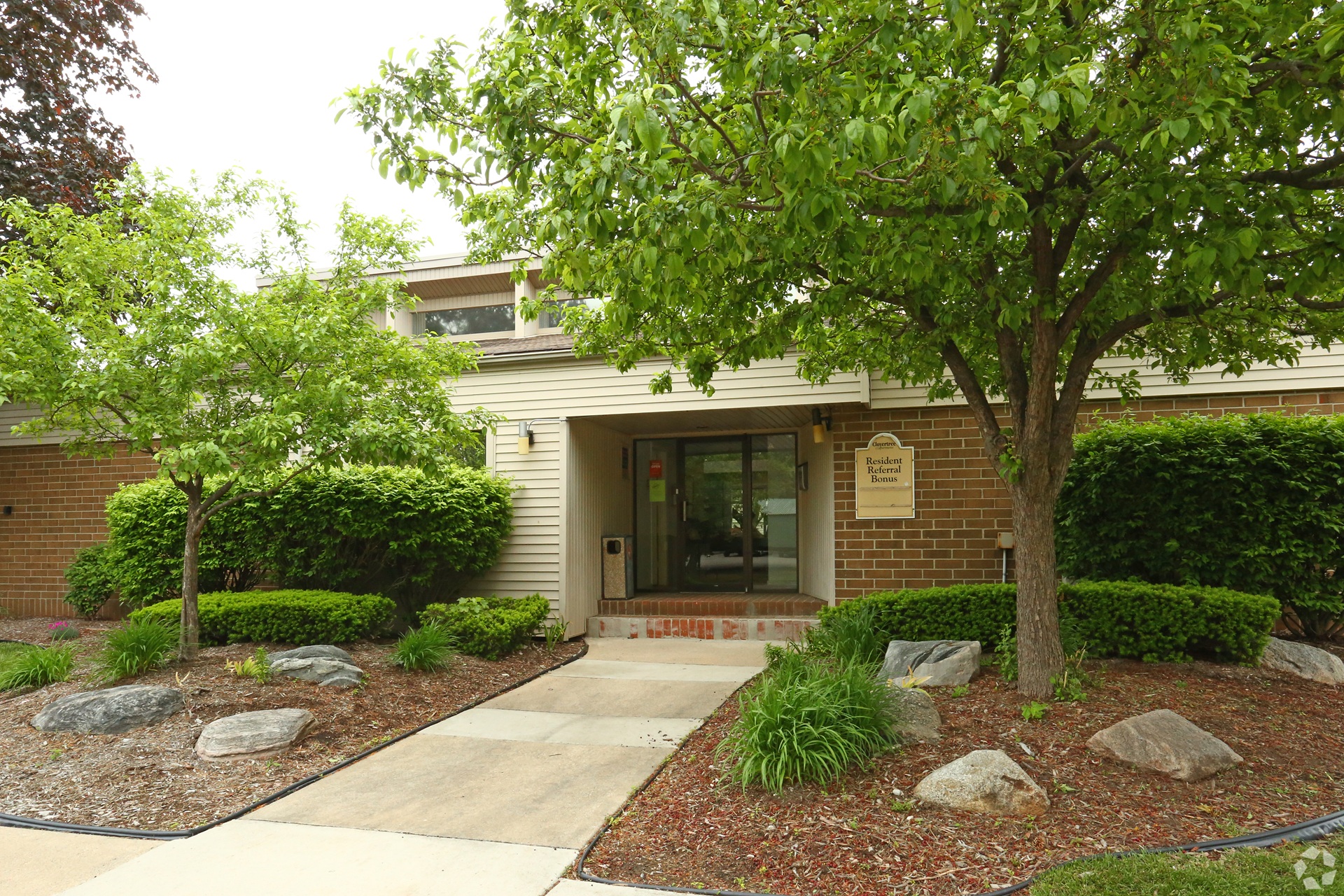 Clovertree Apartments living room in Flint Michigan