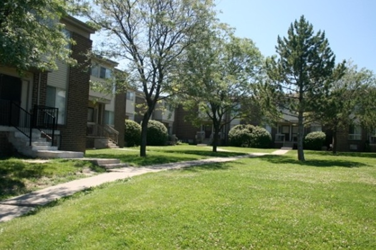 Clovertree Apartments exterior in Flint Michigan