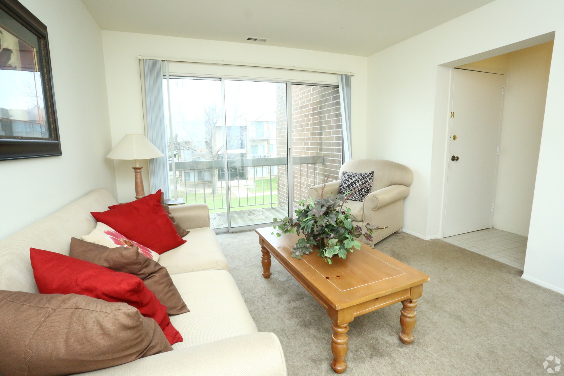 Clovertree Apartments living room in Flint Michigan